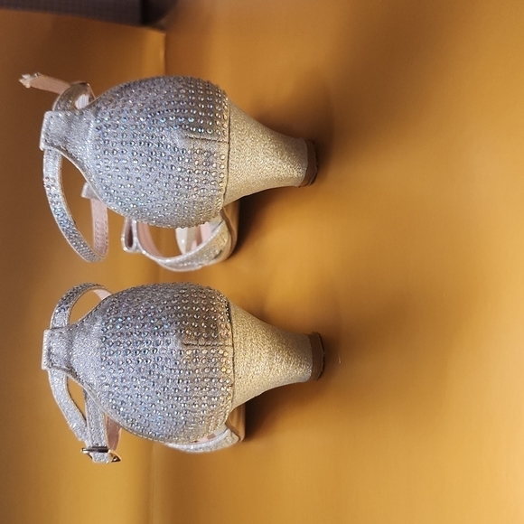 Low Heel, T Strap with Bow - Picture 2 of 4